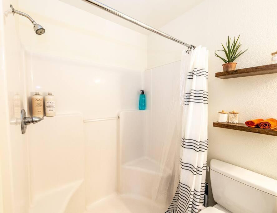 Newly Remodeled Family Friendly Home Page Exterior photo
