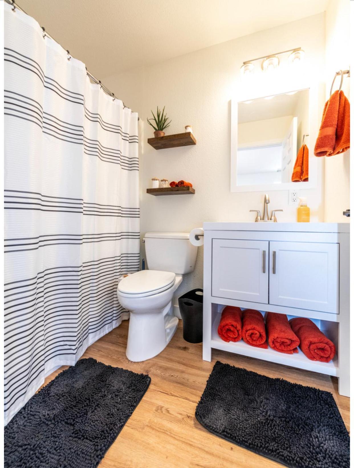 Newly Remodeled Family Friendly Home Page Exterior photo